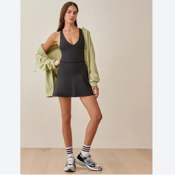 REFORMATION ECOMOVE BELLA ACTIVE BLACK TENNIS-CORE DRESS/SKORT‎ V-NECK EUC